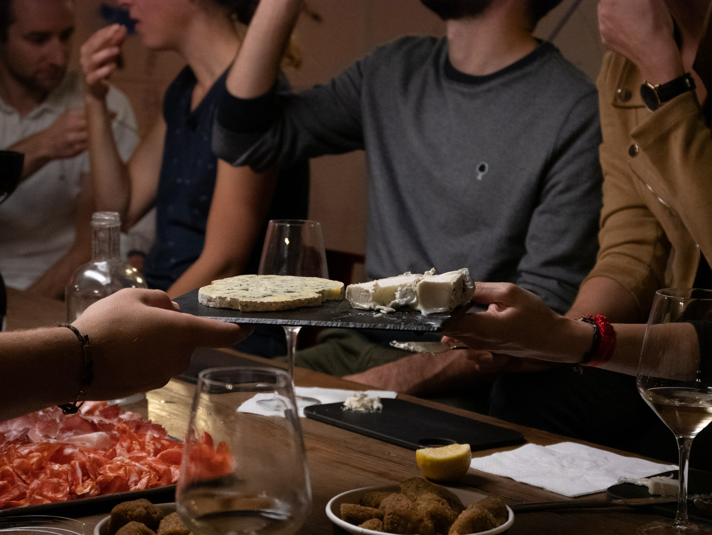 Dégustation vins fromages et charcuterie.