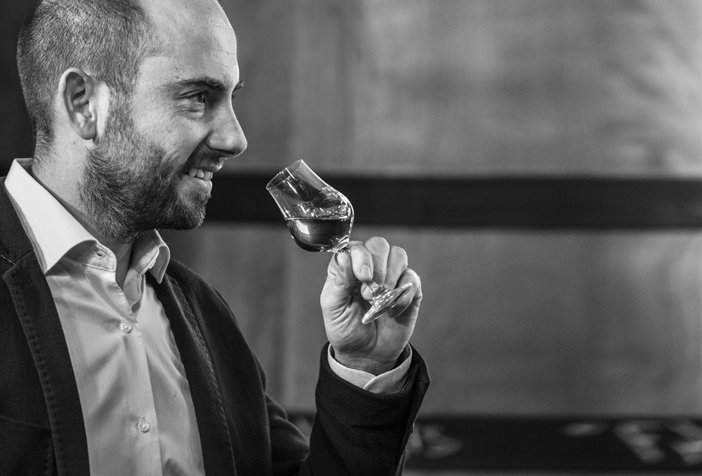 Vigneron dégustant un verre d'Armagnac.