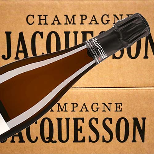 Bouteille de Champagne Jaquesson devant son carton.