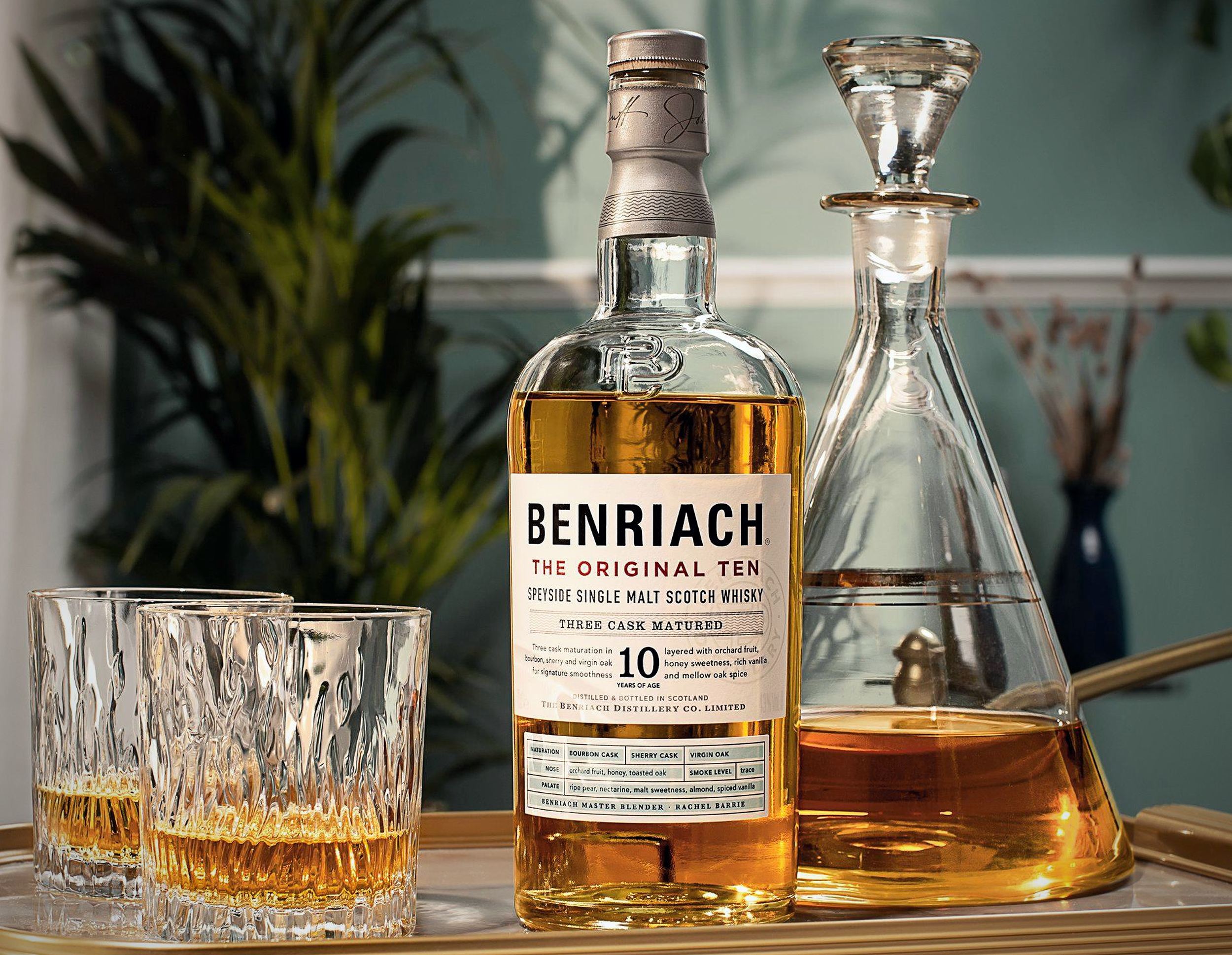 Photo d'une bouteille de wisky Benricah « the original ten » à coté de deux verres de wisky et d’une carafe remplie de wisky