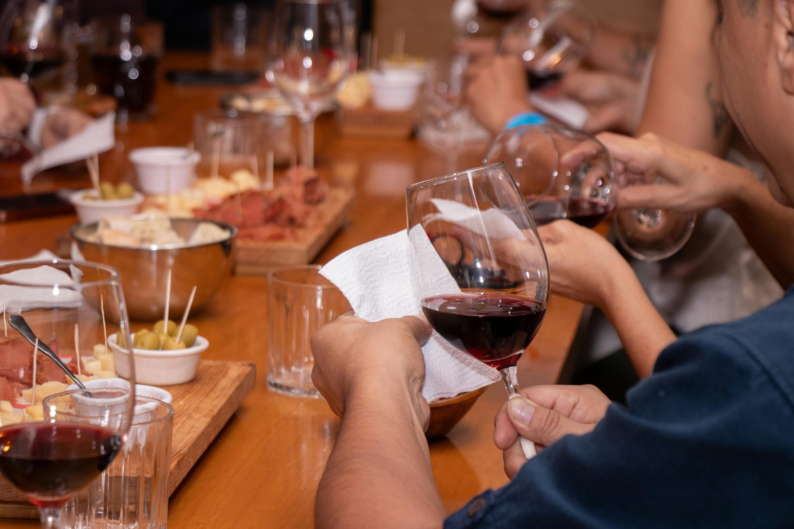 groupe de personne degustant du vin